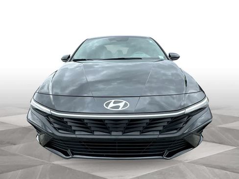Used 2024 Hyundai Elantra SE FWD image 3