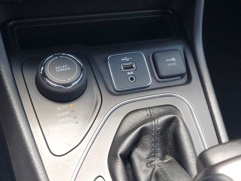 Used 2019 Jeep Cherokee Latitude Plus AWD/4WD image 23