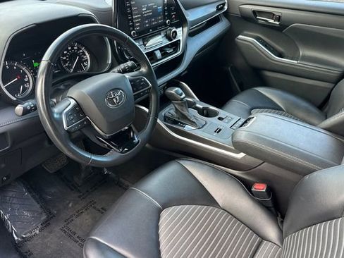 Used 2021 Toyota Highlander XSE FWD image 11