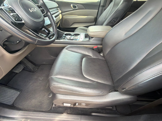Used 2025 Kia Carnival EX FWD image 9