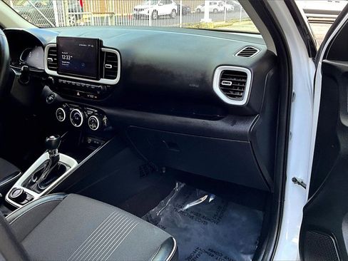 Used 2023 Hyundai Venue Limited image 15