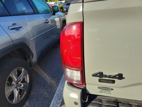 Used 2022 Toyota Tacoma SR5 w/ Trail Edition image 22