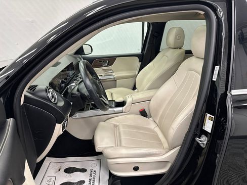 Used 2023 Mercedes-Benz GLB 250 4MATIC w/ Premium Package image 9