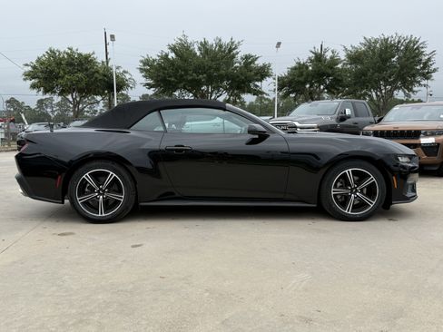 Used 2025 Ford Mustang Convertible RWD image 3