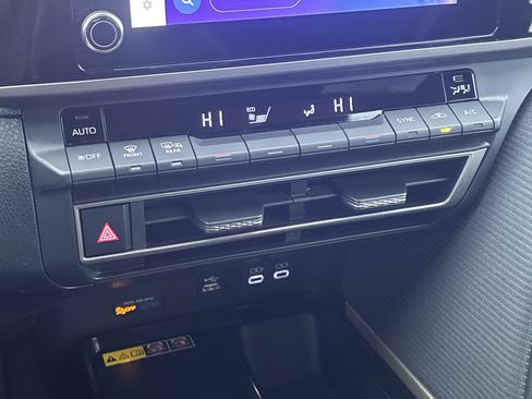 Used 2025 Toyota Camry SE image 17