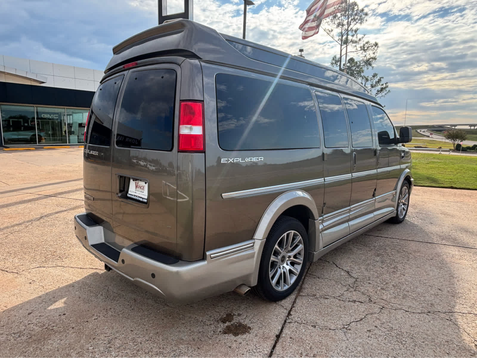Used 2021 Chevrolet Express 2500 w/ Enhanced Convenience Package RWD image 7