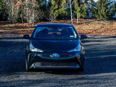 Used 2022 Toyota Prius LE image 2
