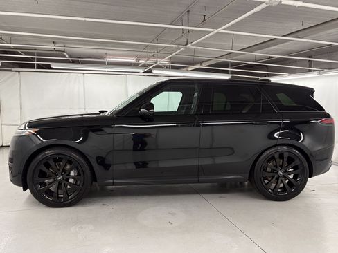 Used 2025 Land Rover Range Rover Sport SE AWD/4WD image 2