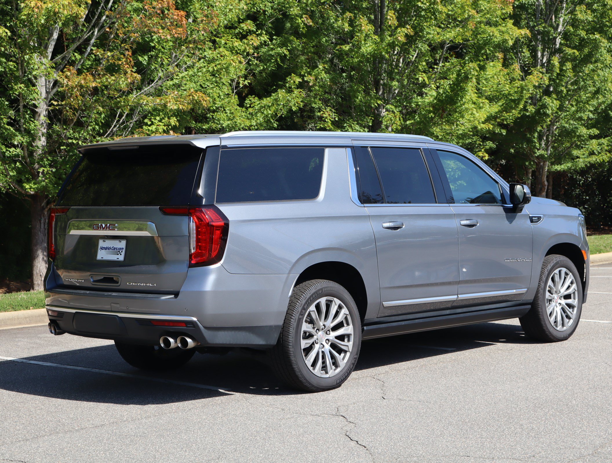Used 2021 GMC Yukon XL Denali w/ Denali Premium Package AWD/4WD image 9