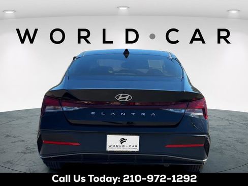 Certified 2025 Hyundai Elantra SE FWD image 6