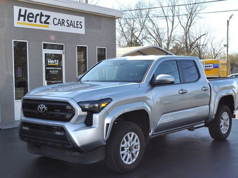Used 2025 Toyota Tacoma 4x4 Double Cab image 2