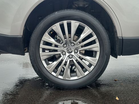 Used 2023 Toyota Venza Limited image 5