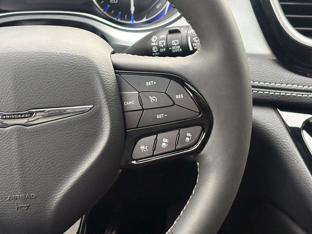 Used 2025 Chrysler Pacifica Limited FWD image 20