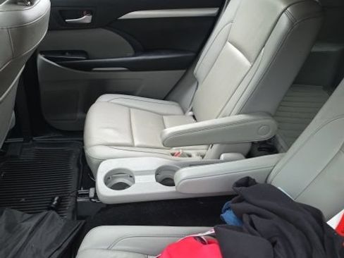 Used 2019 Toyota Highlander XLE AWD/4WD image 14