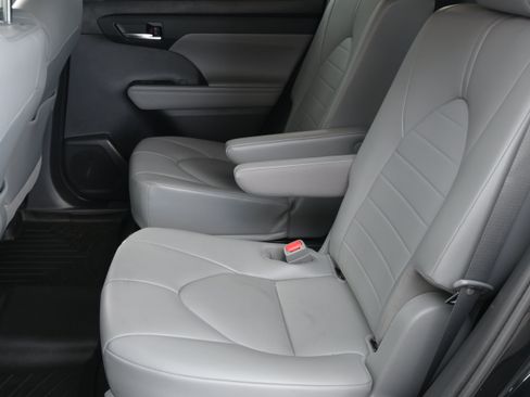 Used 2021 Toyota Highlander XLE FWD image 30