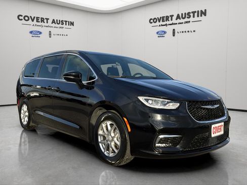 Used 2025 Chrysler Pacifica Select image 7