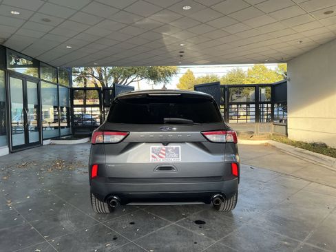 Used 2022 Ford Escape SE w/ SE Sport Appearance Package image 5