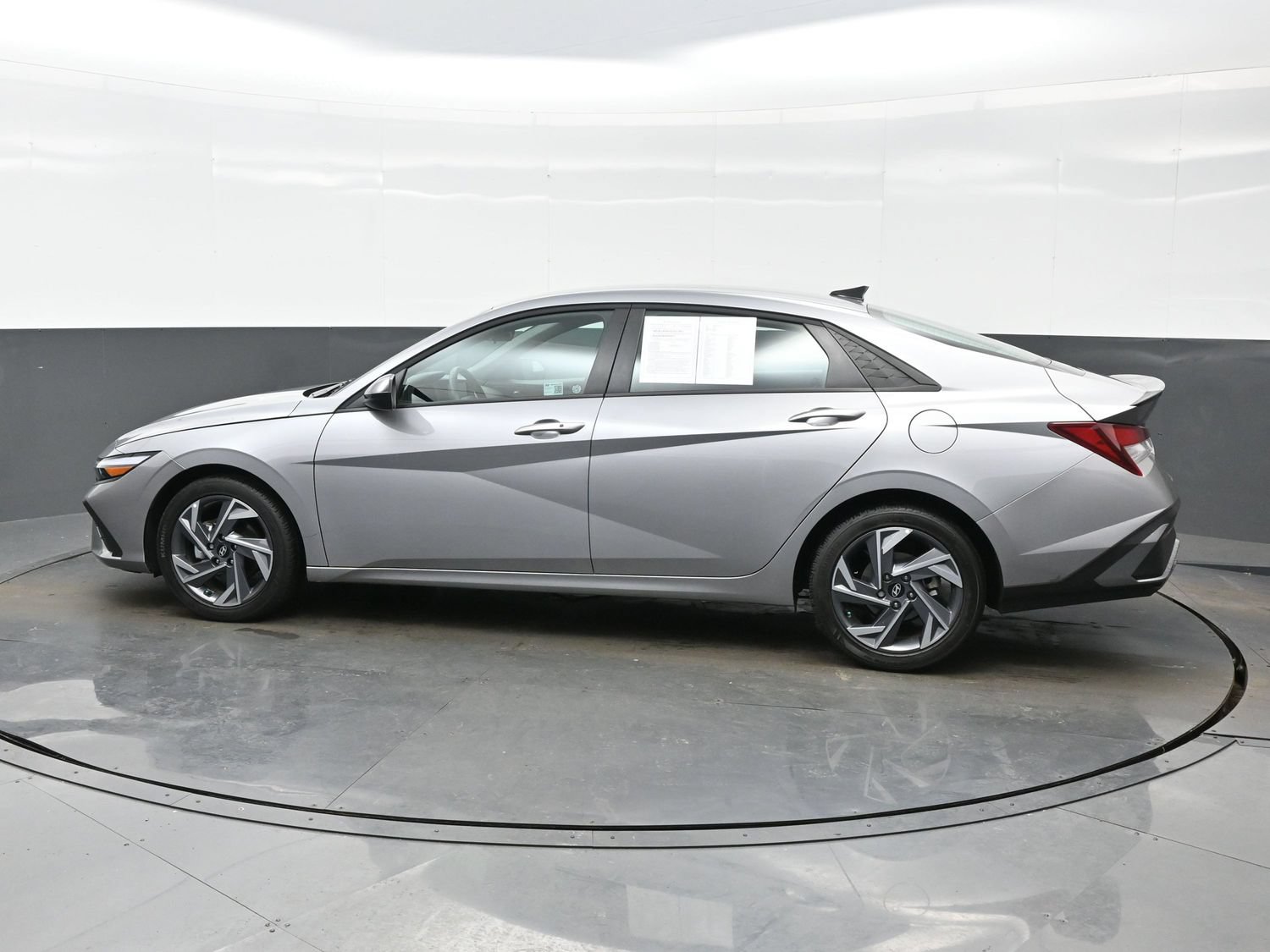 Used 2025 Hyundai Elantra Sport FWD image 3