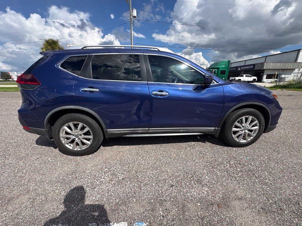 Used 2018 Nissan Rogue SV FWD image 2