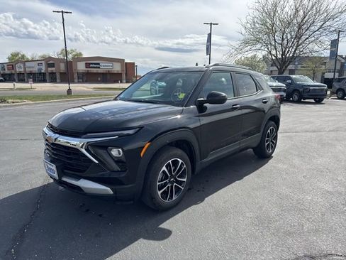 Used 2025 Chevrolet TrailBlazer LT image 2