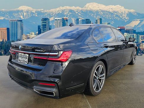 Used 2022 BMW 750i xDrive w/ M Sport Package image 7