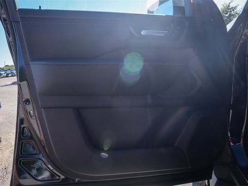 New 2025 Nissan Armada SL w/ Captain's Chari Seat Package image 15