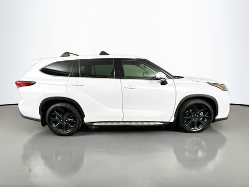 Used 2022 Toyota Highlander LE FWD image 4