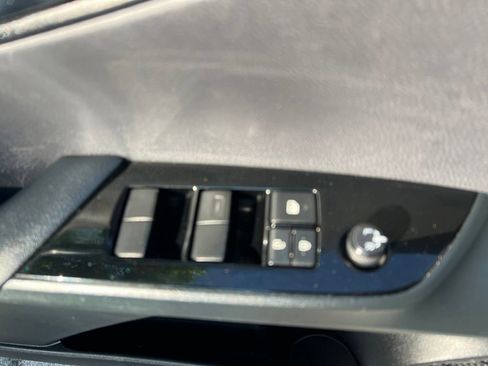 Used 2021 Toyota Prius L Eco FWD image 37