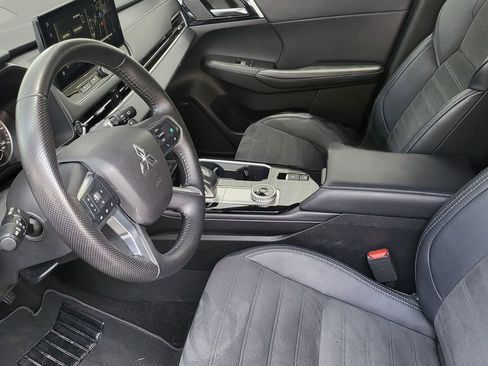 Used 2025 Mitsubishi Outlander SE AWD/4WD image 3