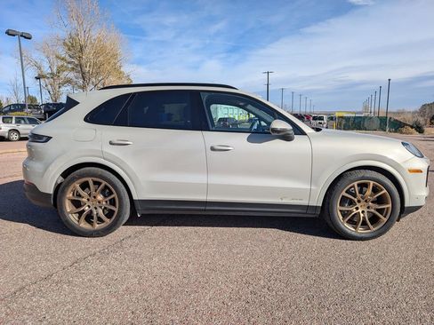 Used 2024 Porsche Cayenne image 4