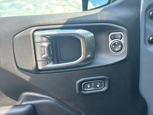 Used 2025 Jeep Wrangler Unlimited Rubicon AWD/4WD image 16