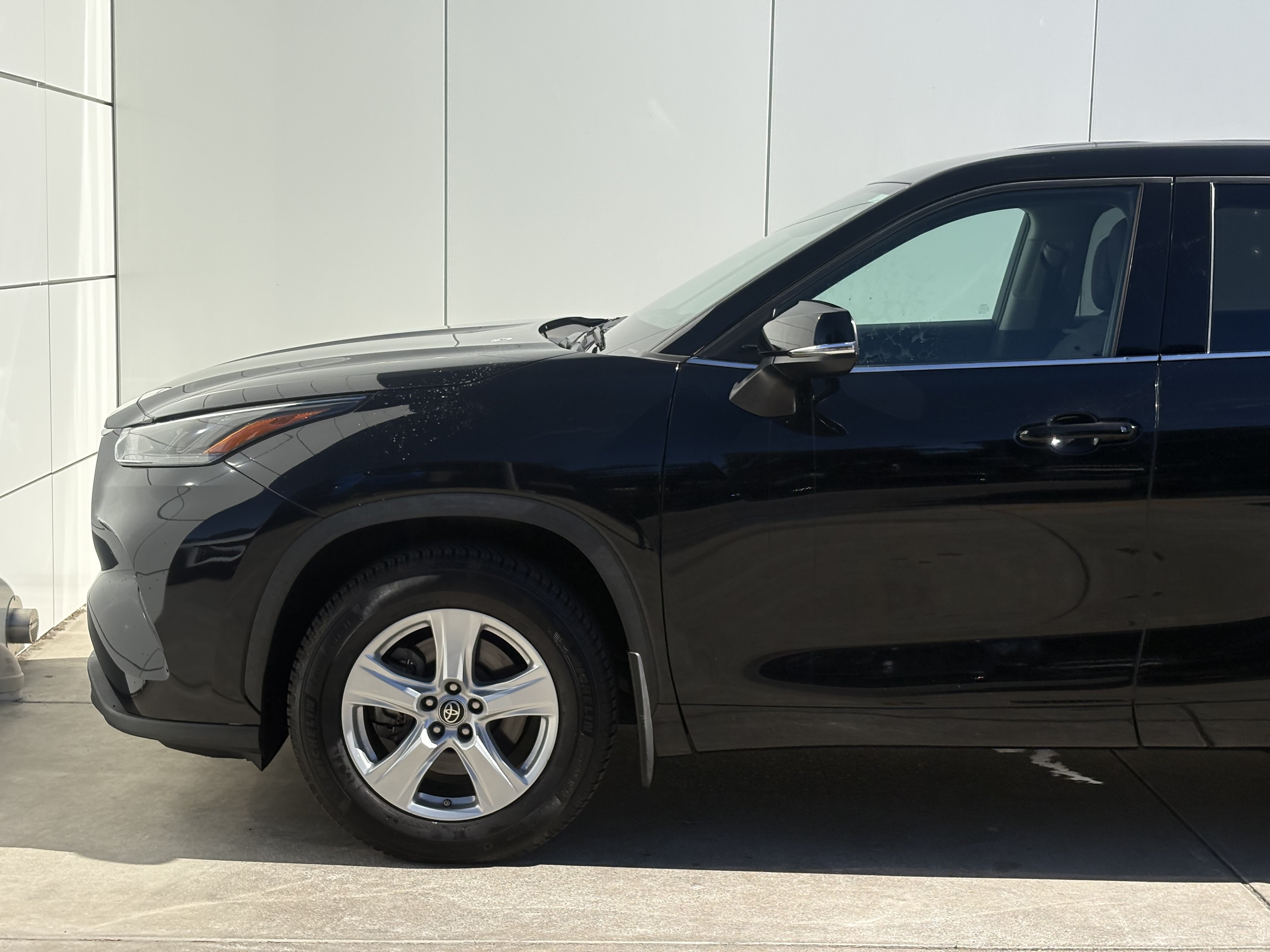 Used 2022 Toyota Highlander LE FWD image 5