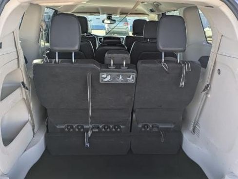 Used 2018 Chrysler Pacifica Touring-L FWD image 18