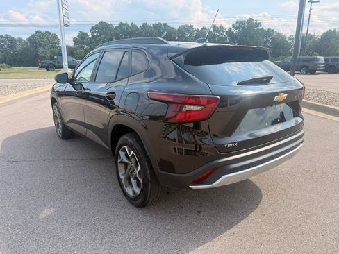 Used 2025 Chevrolet Trax LT FWD image 5