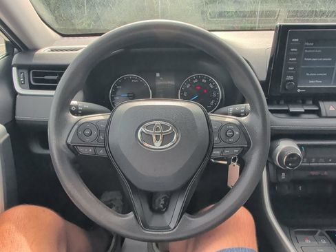 Used 2021 Toyota RAV4 LE AWD/4WD image 17