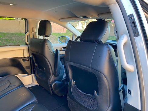 Used 2017 Chrysler Pacifica Touring-L image 43