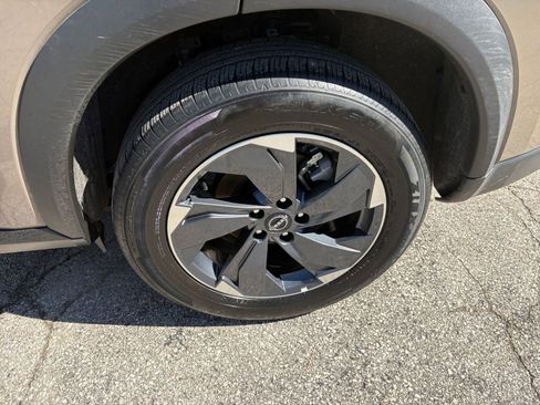 Used 2025 Nissan Rogue SV image 30