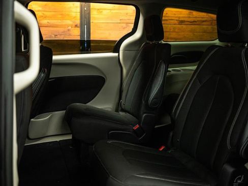 Used 2024 Chrysler Voyager LX image 10