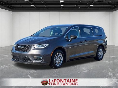 Used 2023 Chrysler Pacifica Touring-L image 1