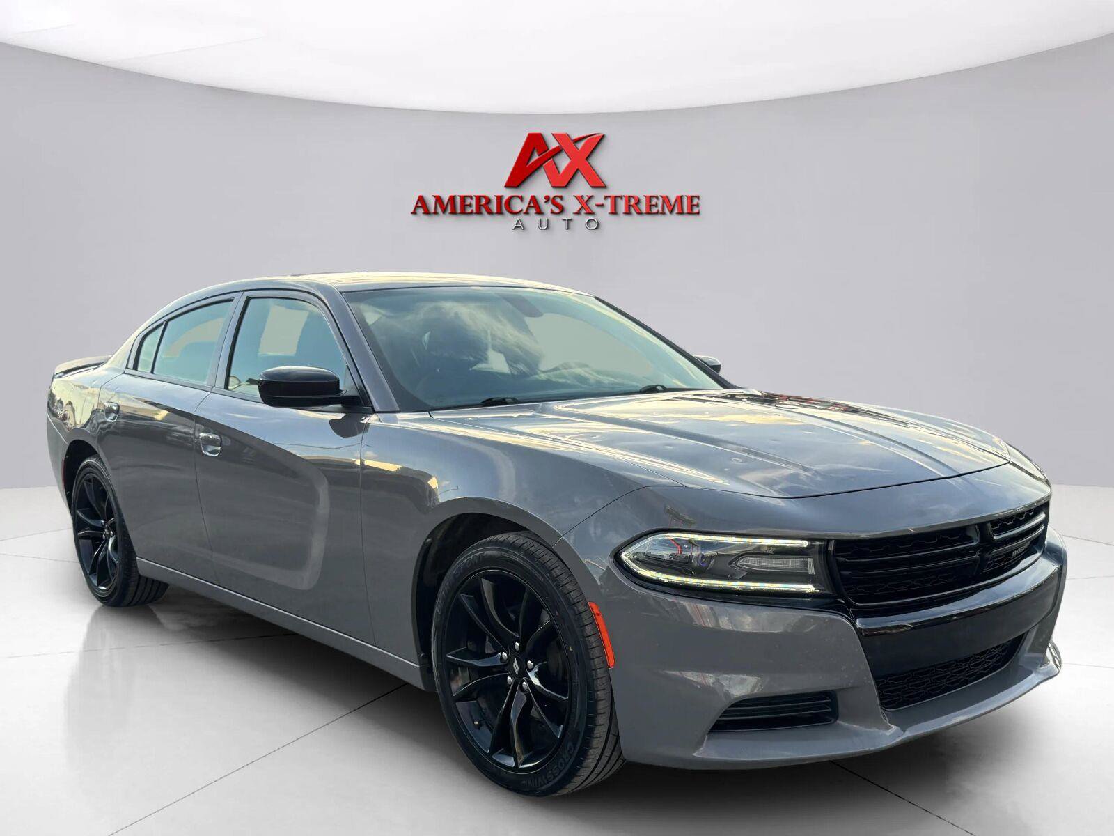 Used 2018 Dodge Charger SXT w/ Blacktop Package RWD image 8