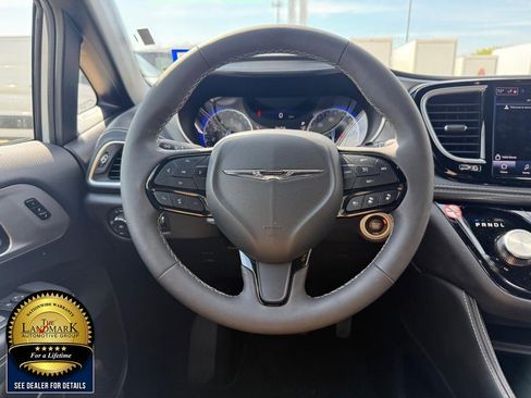 Used 2025 Chrysler Pacifica Limited FWD image 21