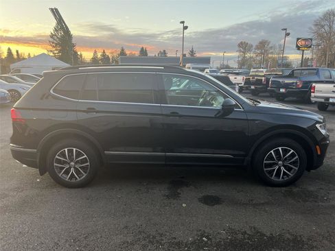 Used 2020 Volkswagen Tiguan SE w/ Panoramic Sunroof Package image 6