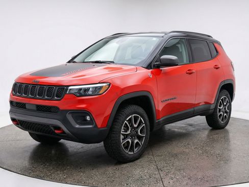 Used 2025 Jeep Compass Trailhawk image 3