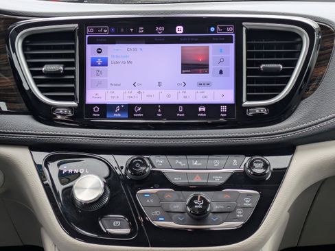 Used 2023 Chrysler Pacifica Limited w/ Uconnect Theater Family Group FWD image 19
