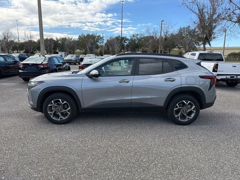 Used 2025 Chevrolet Trax LT w/ LT Convenience Package image 2