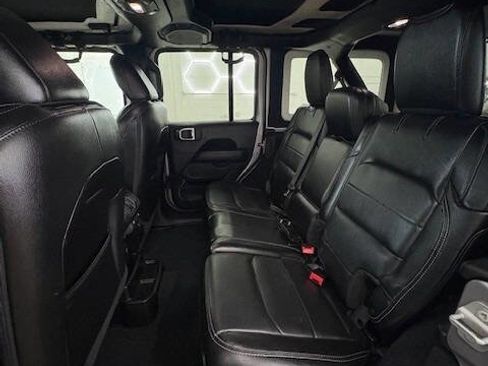 Used 2018 Jeep Wrangler Unlimited Sahara image 16