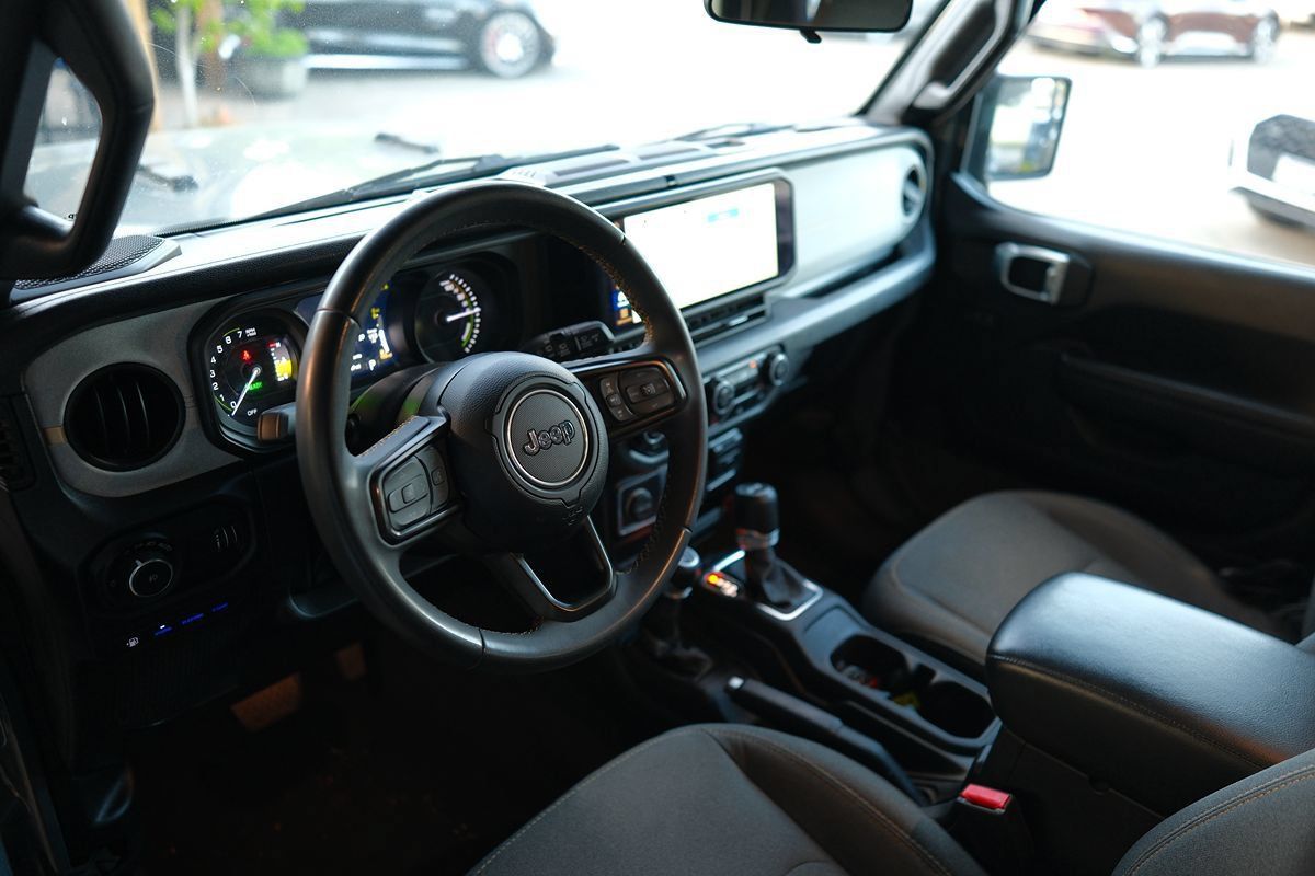 Used 2024 Jeep Wrangler Unlimited w/ Technology Group AWD/4WD image 9