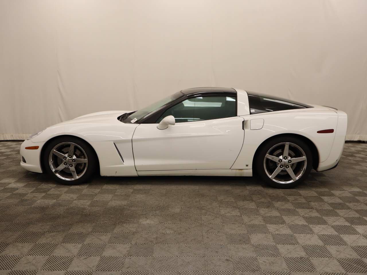 Used 2007 Chevrolet Corvette Coupe w/ Preferred Equipment Group RWD image 2