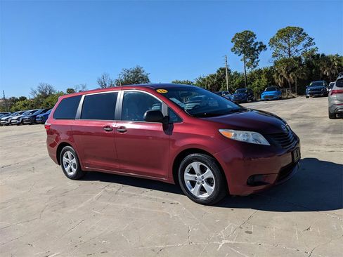 Used 2016 Toyota Sienna L image 2