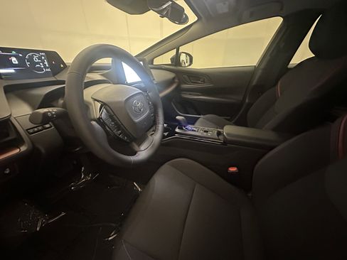 Used 2025 Toyota Prius Plug-In Hybrid image 17